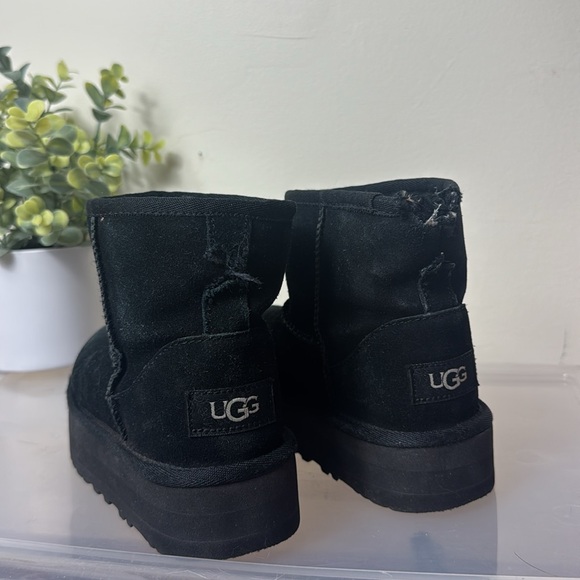 UGG Classic Mini Platform Black Little Girl Size 13 - Picture 2 of 9
